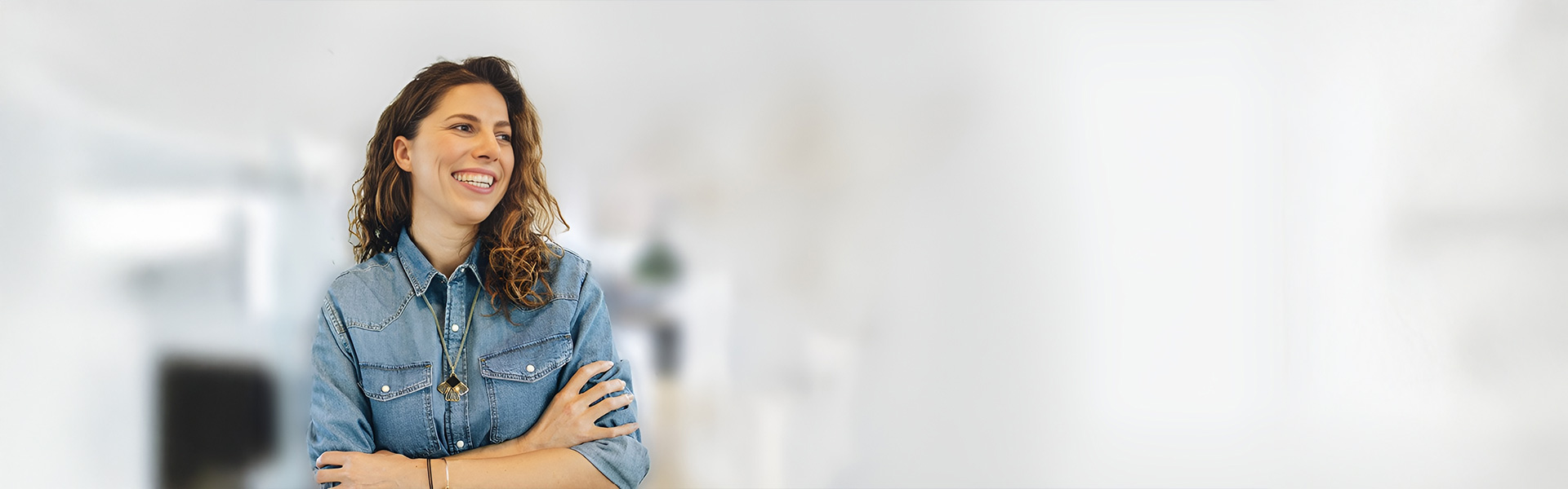 eine Frau, die mit gekreuzten Armen in einem Raum steht