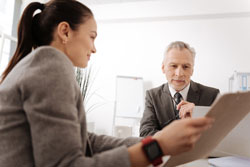 eine Frau in einem Geschäftsanzug bei einem Meeting