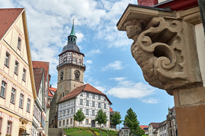 eine Straße mit einem Uhrenturm und einem Gebäude im Hintergrund