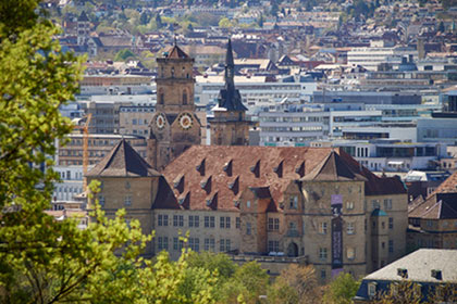 Blick auf eine Stadt von einem Hügel aus