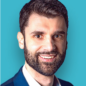 ein Mann in einem Anzug und Krawatte lächelnd