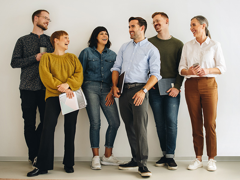 Gruppe von 6 Menschen, die sich freuen und lachen